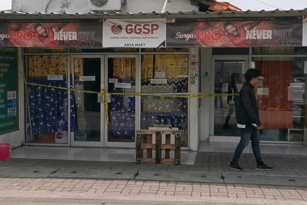 Saat itu perempuan penjaga toko tersebut, ditemukan tergeletak di bawah mesin kasir, dalam keadaan sudah tidak bernyawa.