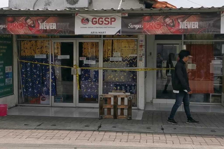 Saat itu perempuan penjaga toko tersebut, ditemukan tergeletak di bawah mesin kasir, dalam keadaan sudah tidak bernyawa.