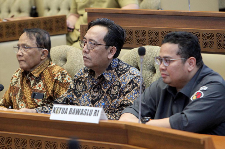 Pada Senin ini, Komisi II DPR RI mengundang Kementerian Dalam Negeri, KPU, Bawaslu, dan DKPP, untuk menghadiri rapat kerja. Rapat tersebut merupakan lanjutan dari rapat yang sebelumnya telah digelar pada 25 Maret 2024.