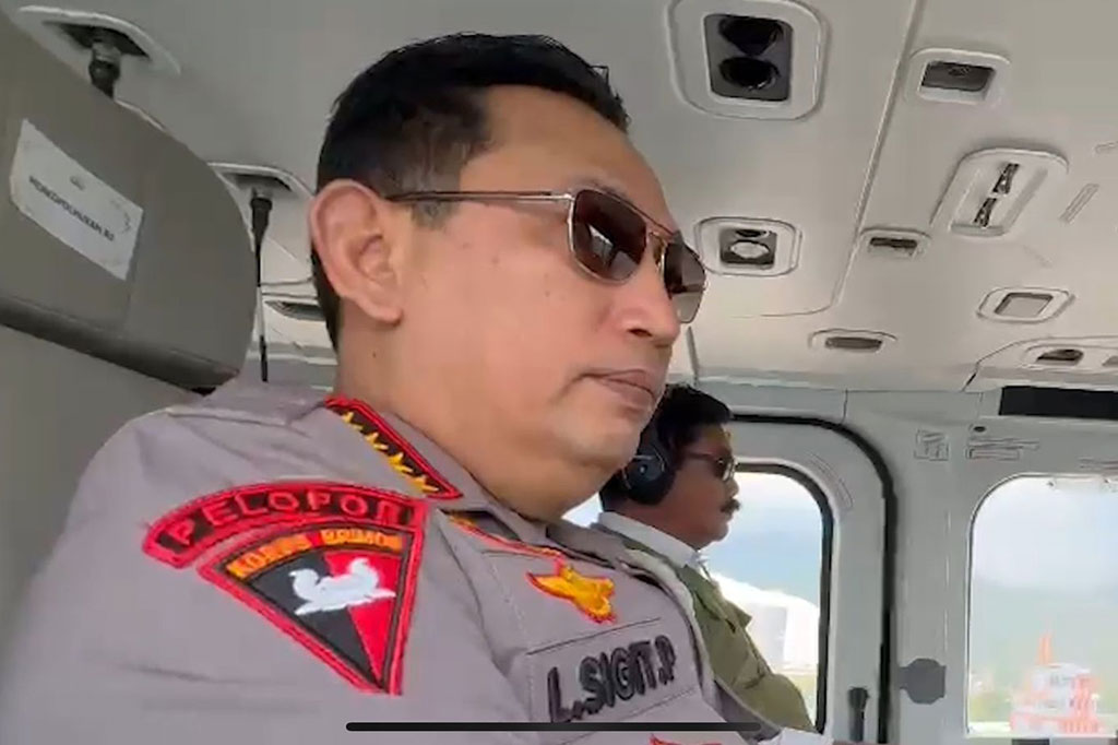 Kapolri Jenderal Listyo Sigit Prabowo bersama Menko Polhukam Marsekal (Purn.) Hadi Tjahjanto meninjaun langsung kesiapan pengamanan arus mudik Hari Raya Idul Fitri 2024 lewat udara.  