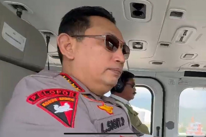 Kapolri Jenderal Listyo Sigit Prabowo bersama Menko Polhukam Marsekal (Purn.) Hadi Tjahjanto meninjaun langsung kesiapan pengamanan arus mudik Hari Raya Idul Fitri 2024 lewat udara.  