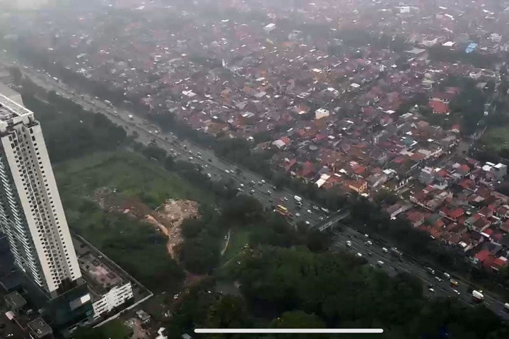 Mereka melakukan pemantauan dari Lapangan Silang Monas menuju Pelabuhan Merak Banten. Sekaligus melihat kondisi arus lalu lintas jalur tol maupun area pelabuhan Merak via udara. 