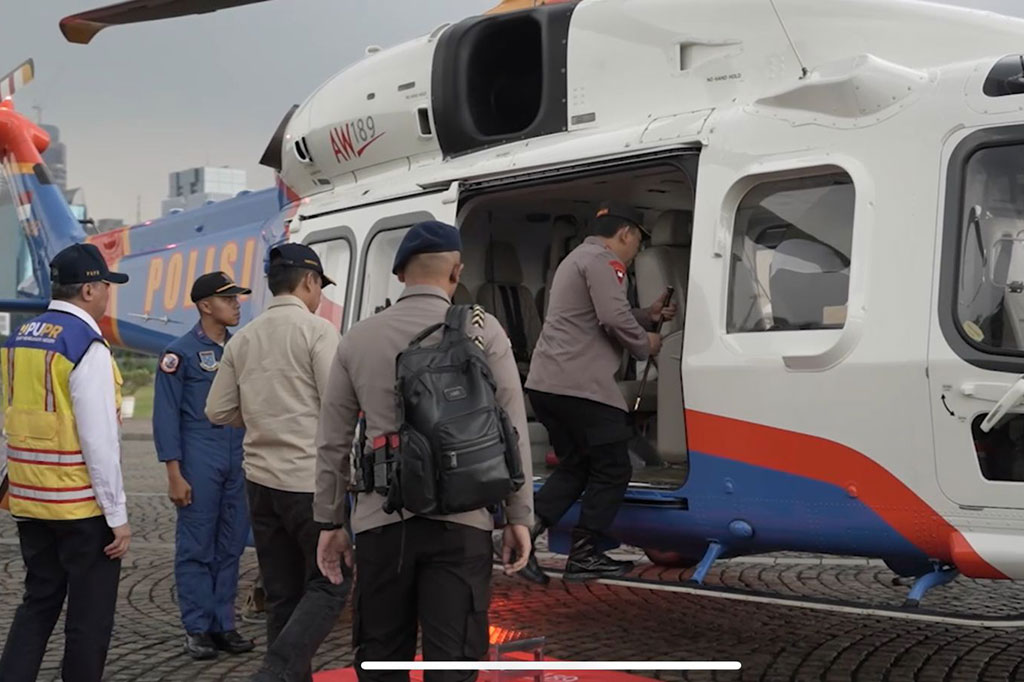 Menaiki helikopter, Sigit dan Hadi melihat langsung melalui pantauan udara kesiapan arus mudik Lebaran di Pelabuhan Merak Banten, Senin, 1 April 2024. Patroli udara itu dilakukan untuk meninjau kesiapan dalam pengamanan arus mudik dan Lebaran 2024.
