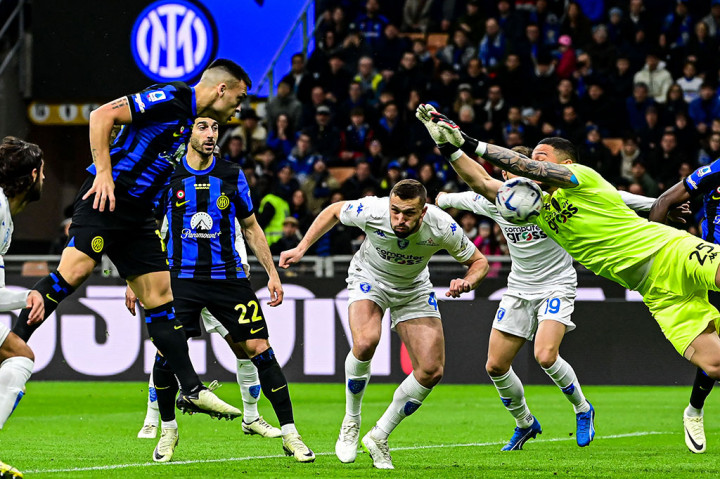 Inter mengambil inisiatif menyerang terlebih dahulu dan mampu menciptakan peluang lewat sundulan Lautaro Martinez yang masih dapat diamankan kiper Empoli Elia Caprile.