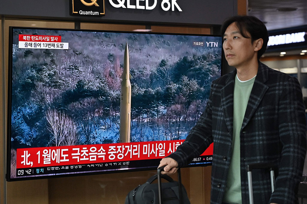 Korea Utara menembakkan rudal balistik ke Laut Jepang, yang juga dikenal sebagai Laut Timur, kata Kepala Staf Gabungan militer Korea Selatan pada Selasa, 2 April 2024.