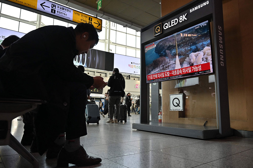 Jepang juga mengatakan tampaknya Korea Utara yang menembakkan rudal tersebut, kantor berita Kyodo melaporkan, dan menambahkan bahwa penjaga pantai negara tersebut yakin bahwa rudal tersebut telah jatuh.