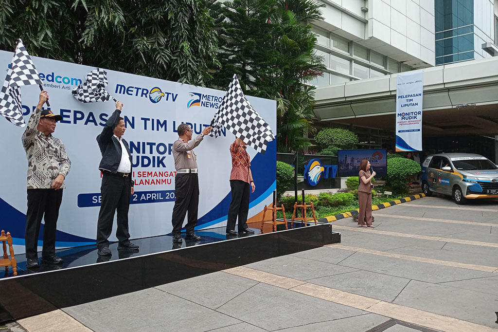 Metro TV menggelar acara Pelepasan Tim Monitor Mudik 2024, di halaman Gedung Media Group, Kebon Jeruk, Jakarta Barat, Selasa, 2 April 2024. Tim Monitor Mudik ini akan memantau dan memberikan update terkini mengenai liputan arus mudik lebaran di berbagai daerah di Indonesia.