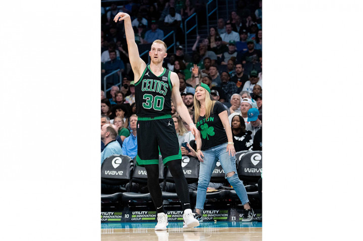 Selain Tatum, Sam Hauser yang memulai pertandingan dari bangku cadangan menjadi mesin poin usai mencatat 25 poin dan 5 rebound.