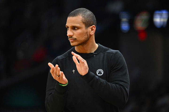 Pelatih Celtics Joe Mazzulla memuji Hauser karena bermain percaya diri. 