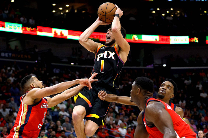 Booker juga mencatat 9 assist dan 3 rebound. Dia menjadi pemain NBA pertama sejak Wilt Chamberlain yang mencetak paling sedikit 50 poin dalam tiga pertandingan berturut-turut atas lawan yang sama.