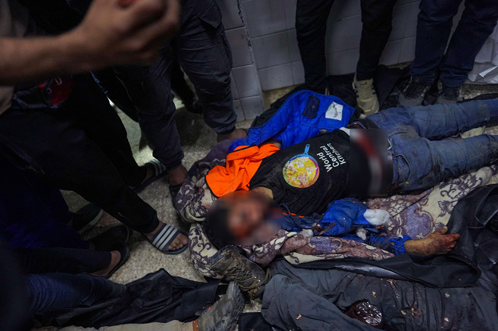 Salah satu jenazah pekerja World Central Kitchen (WCK) di Rumah Sakit Al-Aqsa di Deir al-Balah, Jalur Gaza, Senin, 1 April 2024.