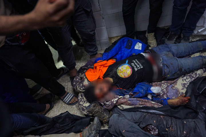 Salah satu jenazah pekerja World Central Kitchen (WCK) di Rumah Sakit Al-Aqsa di Deir al-Balah, Jalur Gaza, Senin, 1 April 2024.