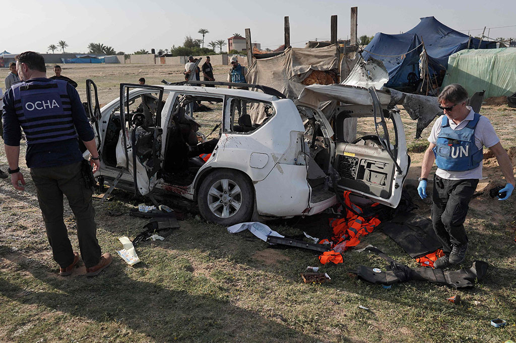 Ia menambahkan bahwa mereka yang terbunuh berasal dari Australia, Polandia, Inggris, berkewarganegaraan ganda AS, Kanada, dan Palestina. Para korban kemudian dibawa ke Rumah Sakit Al-Aqsa Martyrs di Deir al-Balah.