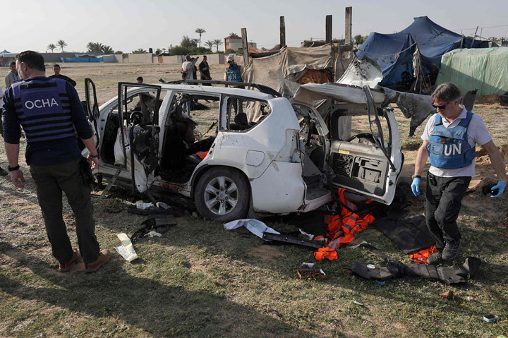 Ia menambahkan bahwa mereka yang terbunuh berasal dari Australia, Polandia, Inggris, berkewarganegaraan ganda AS, Kanada, dan Palestina. Para korban kemudian dibawa ke Rumah Sakit Al-Aqsa Martyrs di Deir al-Balah.