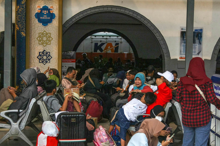 “Masa mudik tersebut, KAI Daop 1 Jakarta menyiapkan Kereta Api (KA) sebanyak 1.677 atau dengan 77 KA Perharinya. KAI Daop 1 Jakarta juga menyediakan sebanyak 957.138 tiket dengan perharinya 43.506 tiket yang disediakan,” ungkapnya.