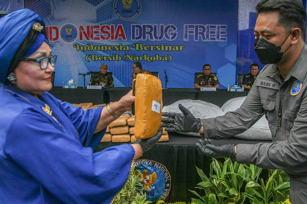 Berdasarkan laporan tersebut, penyidik BNN pun melakukan penelusuran ke satu wilayah yang disinyalir menjadi lokasi pengiriman ganja tersebut yakni di kawasan Indrapuri, Aceh Besar, Sabtu, 2 Maret 2024.