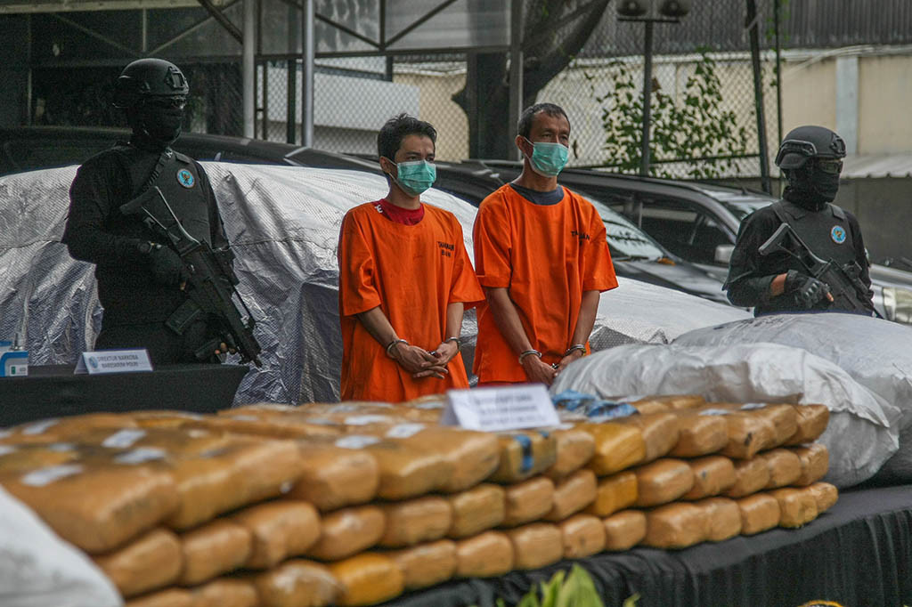 Tidak hanya itu, tim juga sudah mengantongi satu nama tersangka yakni MR yang bertugas mengantar ganja tersebut dari Aceh ke Pulau Jawa.