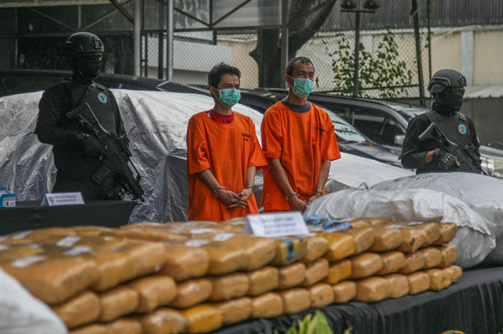 Tidak hanya itu, tim juga sudah mengantongi satu nama tersangka yakni MR yang bertugas mengantar ganja tersebut dari Aceh ke Pulau Jawa.