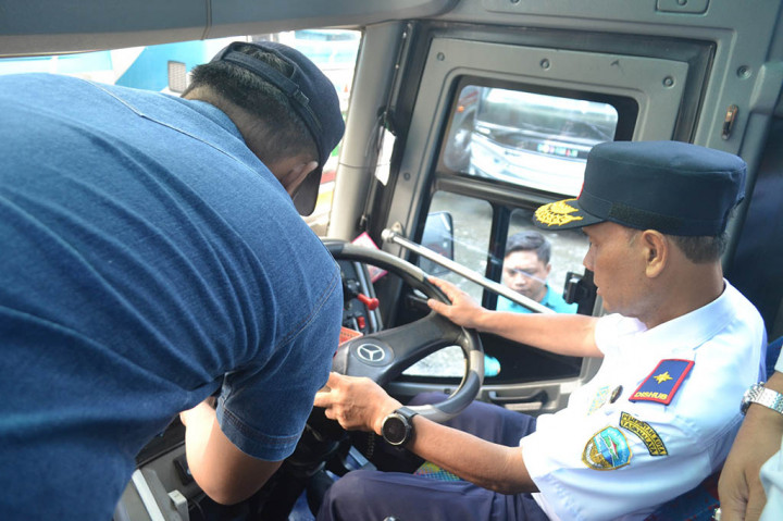 Pemeriksaan bus angkutan umum dilakukan bekerja sama dengan tim uji kendaraan Dinas Perhubungan Kota Tasikmalaya. Para petugas melakukan pemeriksaan kelengkapan mulai surat tanda nomor kendaraan (STNK), surat trayek, surat izin mengemudi (SIM) termasuk kelengkapan administrasi untuk memberikan rasa aman dan nyaman bagi penumpang.