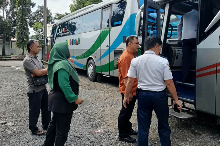 Kepala Dinas Perhubungan Kota Tasikmalaya, Asep Maman Permana mengatakan, momen arus mudik dan balik Idul Fitri 1445 Hijriah ini memang dilakukan pengecekan terhadap sejumlah armada angkutan Kota Antar Kota Antar Provinsi (AKAP) di terminal Indihiang dan Perusahaan Otobus Kota Tasikmalaya. Pengecekan dilakukan, untuk memberikan kenyamanan dan keamanan bagi penumpang terutama saat libur panjang lebaran.
