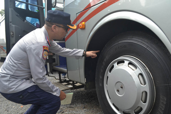 Jelang arus mudik dan balik pada lebaran idul fitri 1445 hijriah serta operasi ketupat lodaya 2024, Dinas Perghubungan Kota Tasikmalaya bersama Satuan Lalu Lintas (Satlantas) Polres Tasikmalaya Kota melaksanakan pengecekan armada angkutan umum antarprovinsi (AKAP) dan angkutan kota dalam provinsi (AKDP) di Perusahaan Otobus dan Terminal Indihiang.