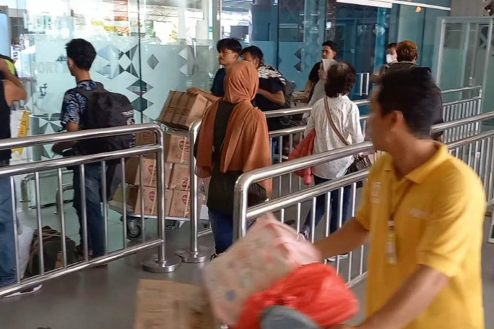 Excekutif General Manager Angkasa pura II Bandara Depati Amir Pangkalpinang, Mohammad Adiwiyatno mengatakan saat ini Garuda Indonesia dan Lion air sudah memberlakukan ekstra flight.