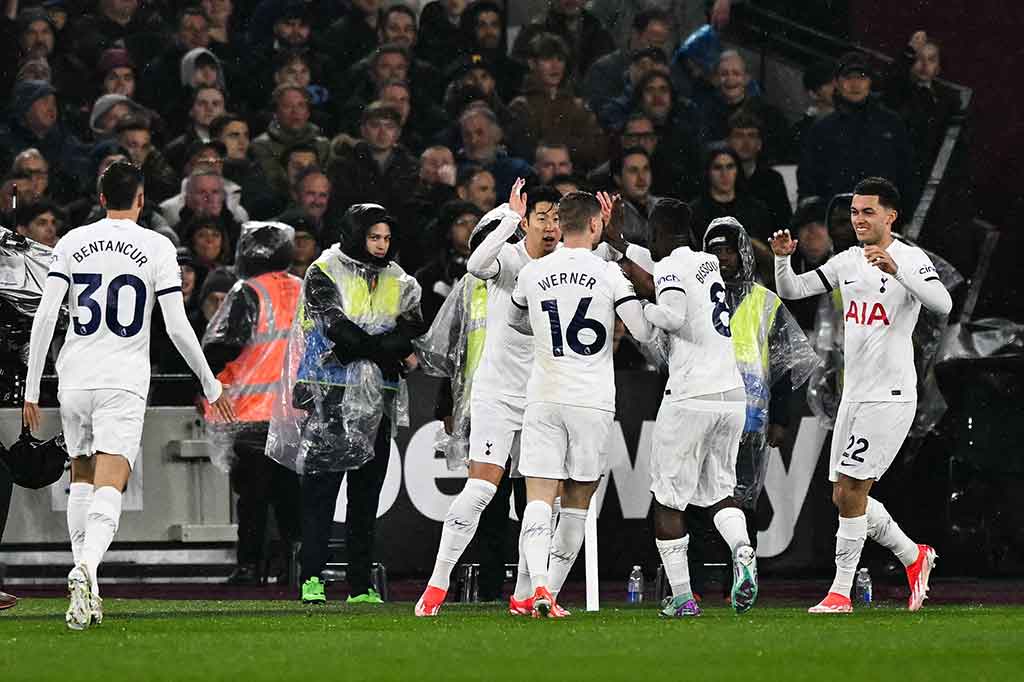 Meski bermain sebagai tamu, Tottenham berhasil unggul saat pertandingan berjalan lima menit lewat sepakan Brennan Johnson usai menuntaskan umpan tarik Timo Werner. Tottenham unggul 1-0.