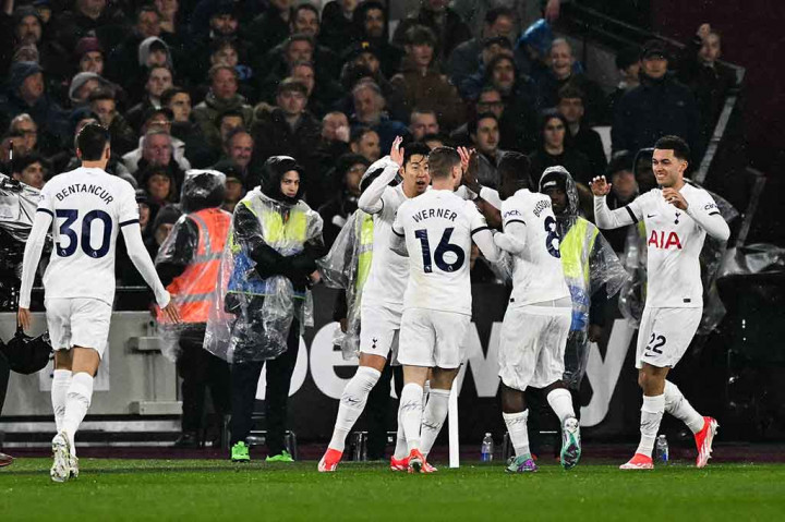 Meski bermain sebagai tamu, Tottenham berhasil unggul saat pertandingan berjalan lima menit lewat sepakan Brennan Johnson usai menuntaskan umpan tarik Timo Werner. Tottenham unggul 1-0.