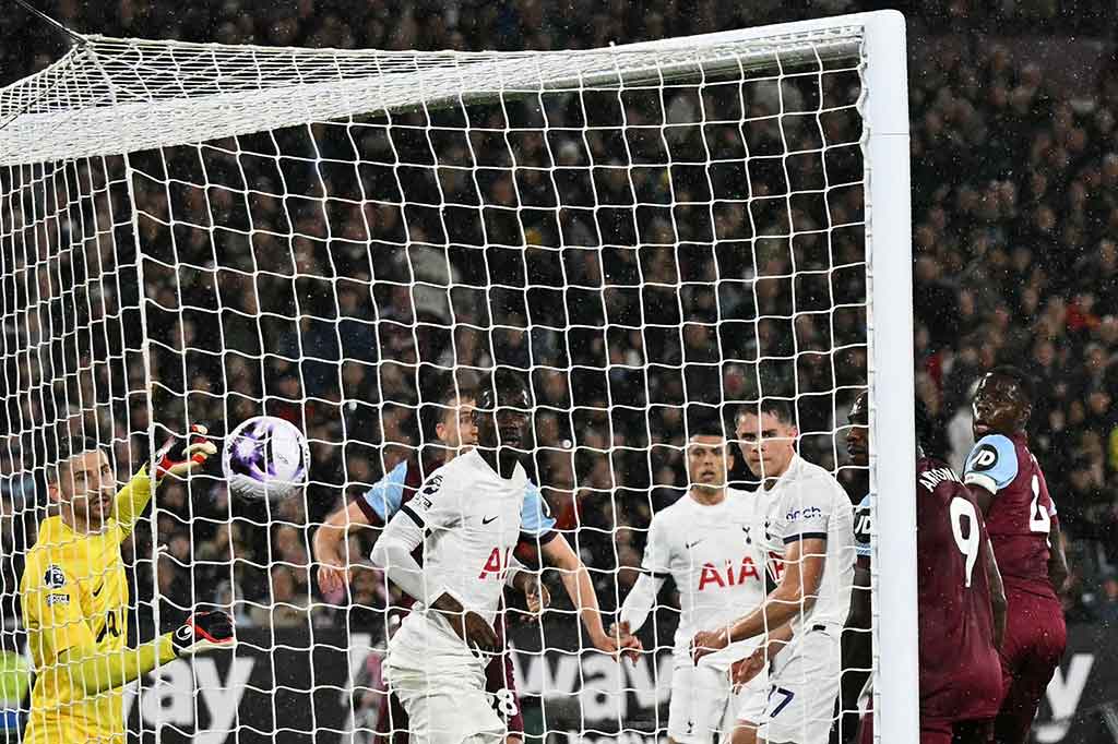 West Ham justru dapat menyamakan skor pada menit ke-19 lewat tandukan Kurt Zouma setelah memaksimalkan bola sepak pojok Bowen. Bola gagal dihalau Guglielmo Vicario. Tidak ada tambahan gol yang tercipta hingga turun minum sehingga skor 1-1 tetap bertahan.
