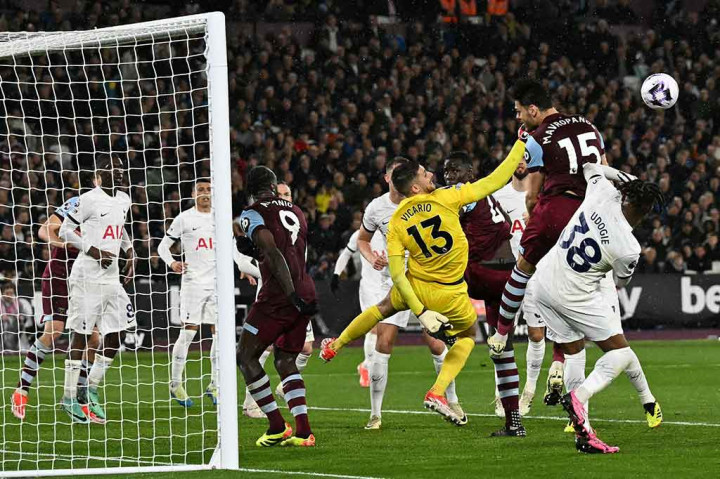 Kedua tim terus berupaya mencetak gol kemenangan, tetapi tidak satu pun ada yang tercipta hingga wasit meniup peluit panjang. Laga West Ham melawan Tottenham berakhir 1-1.