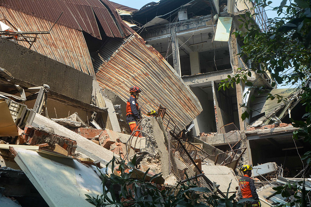 Gempa bermagnitudo 7,5 melanda bagian timur Taiwan pada Rabu, 3 April 2024 pagi, dan getarannya terasa hingga Pulau Okinawa dan Miyako, Jepang selatan. Beberapa bangunan runtuh akibat gempa dahsyat tersebut.