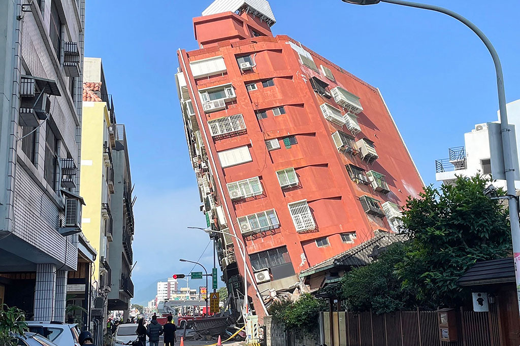 Survei Geologi Amerika Serikat (USGS) mengatakan gempa tersebut berkekuatan M7,4, dengan pusat gempa 18 kilometer (11 mil) selatan Kota Hualien Taiwan pada kedalaman 34,8 km.