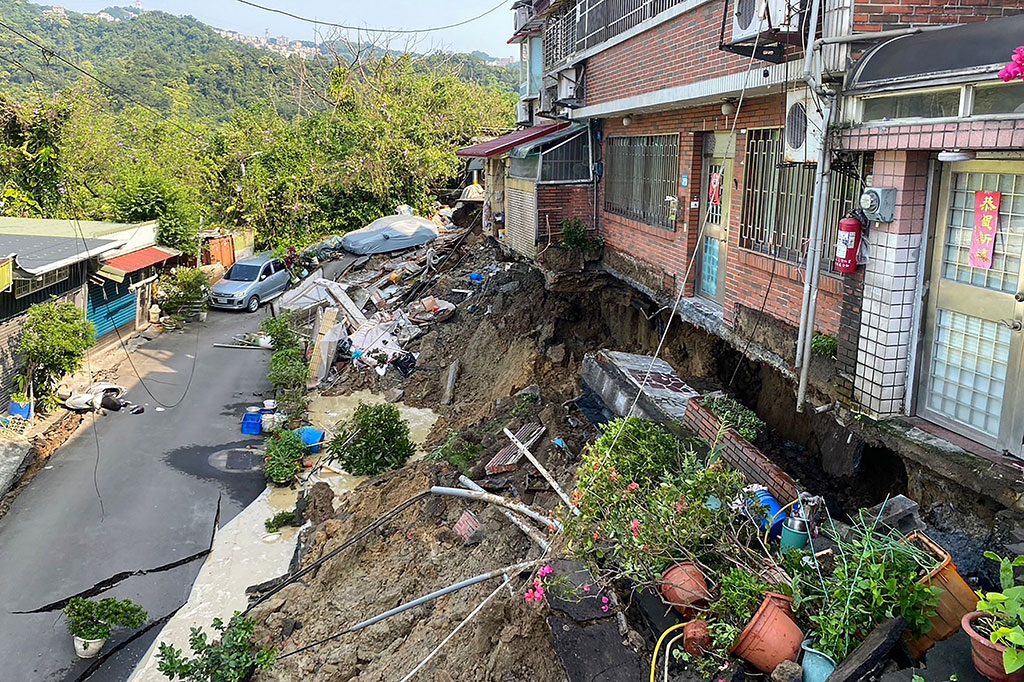 Badan Meteorologi Jepang menambahkan bahwa guncangan hingga kekuatan bermagnitudo 4 itu juga dirasakan di Prefektur Okinawa, Jepang selatan.