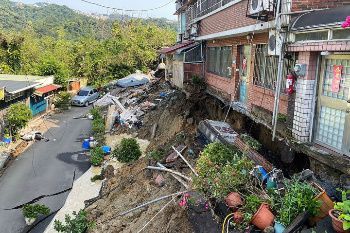 Badan Meteorologi Jepang menambahkan bahwa guncangan hingga kekuatan bermagnitudo 4 itu juga dirasakan di Prefektur Okinawa, Jepang selatan.