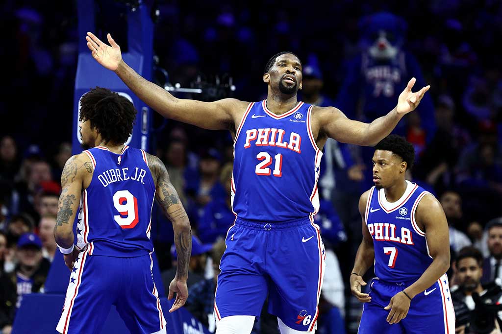 Peraih gelar MVP NBA 2023 Joel Embiid kembali bermain untuk timnya setelah cedera panjang dan langsung membawa Philadelphia 76ers mengalahkan pemuncaku Wilayah Barat Oklahoma City Thunder 109-105 dalam laga di Wells Fargo Center Philadelphia, Rabu, 3 April 2024 WIB.