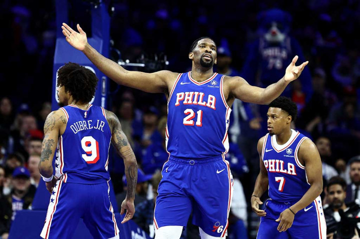 Peraih gelar MVP NBA 2023 Joel Embiid kembali bermain untuk timnya setelah cedera panjang dan langsung membawa Philadelphia 76ers mengalahkan pemuncaku Wilayah Barat Oklahoma City Thunder 109-105 dalam laga di Wells Fargo Center Philadelphia, Rabu, 3 April 2024 WIB.