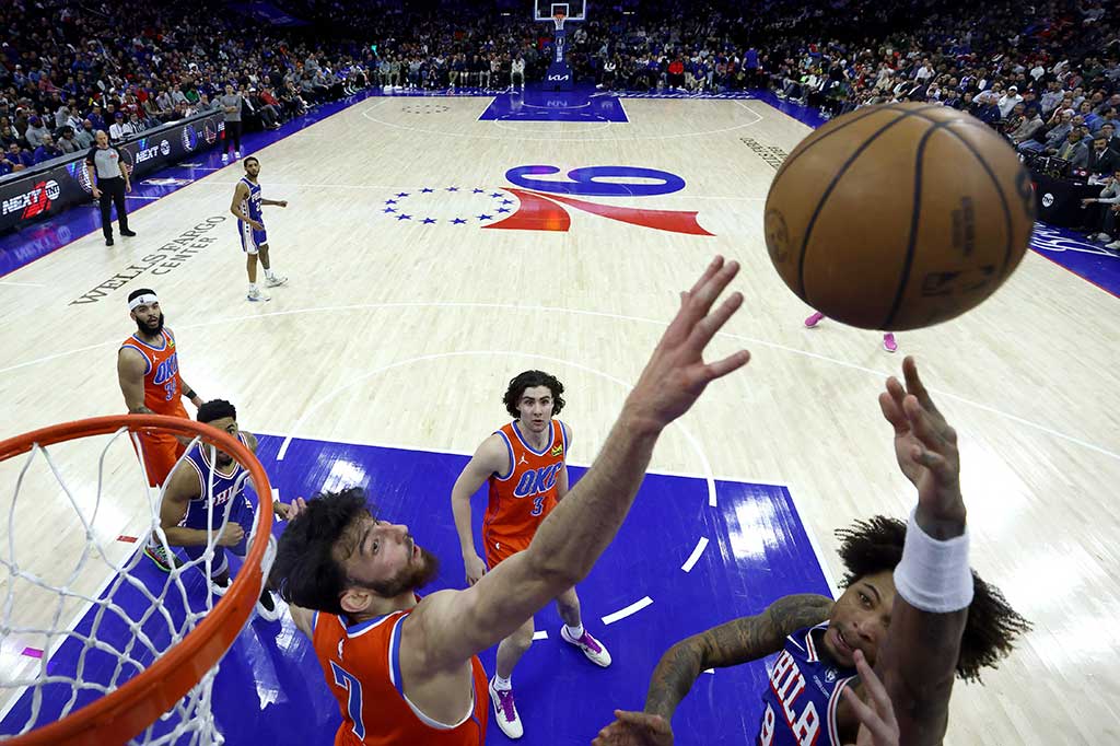 Sementara Chet Holmgren mencetak 22 poin untuk memimpin Thunder, yang bersaing ketat dengan Minnesota Timberwolves dan Denver Nuggets dalam perebutan posisi teratas di Wilayah Barat. 