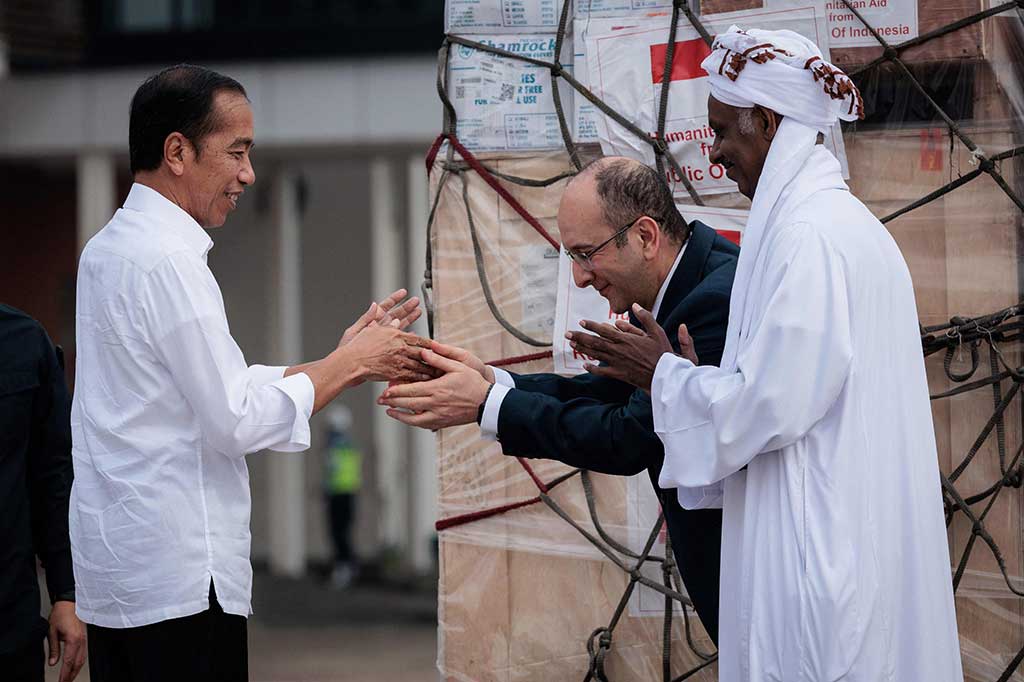 Presiden Indonesia Joko Widodo menyapa Duta Besar Mesir untuk Indonesia Yasser Hassan Farag Elshemy (tengah) dan Sid Ahmed Alamain Hamidhe, Kepala Misi Kedutaan Besar Sudan, saat upacara pelepasan bantuan kemanusiaan untuk para pengungsi di Palestina dan Sudan, di Pangkalan TNI AU Halim Perdanakusuma, Jakarta, Rabu, 3 April 2024.