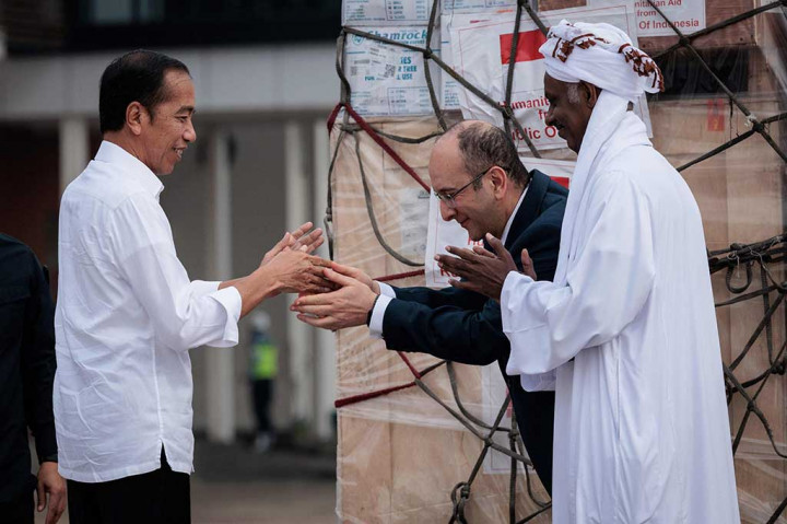 Presiden Indonesia Joko Widodo menyapa Duta Besar Mesir untuk Indonesia Yasser Hassan Farag Elshemy (tengah) dan Sid Ahmed Alamain Hamidhe, Kepala Misi Kedutaan Besar Sudan, saat upacara pelepasan bantuan kemanusiaan untuk para pengungsi di Palestina dan Sudan, di Pangkalan TNI AU Halim Perdanakusuma, Jakarta, Rabu, 3 April 2024.