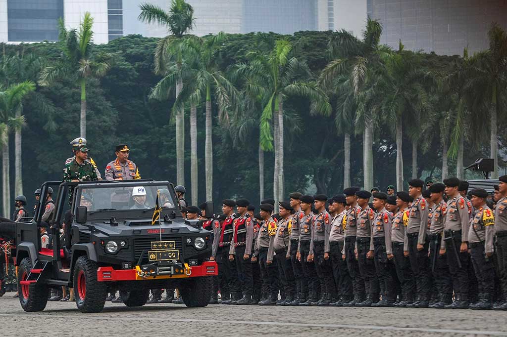 Kapolri Jenderal Listyo Sigit Prabowo bersama Panglima TNI Jenderal Agus Subiyanto mengecek kesiapan personel yang terlibat dalam Operasi Ketupat 2024 dalam mengamankan arus mudik dan balik Lebaran 2024.