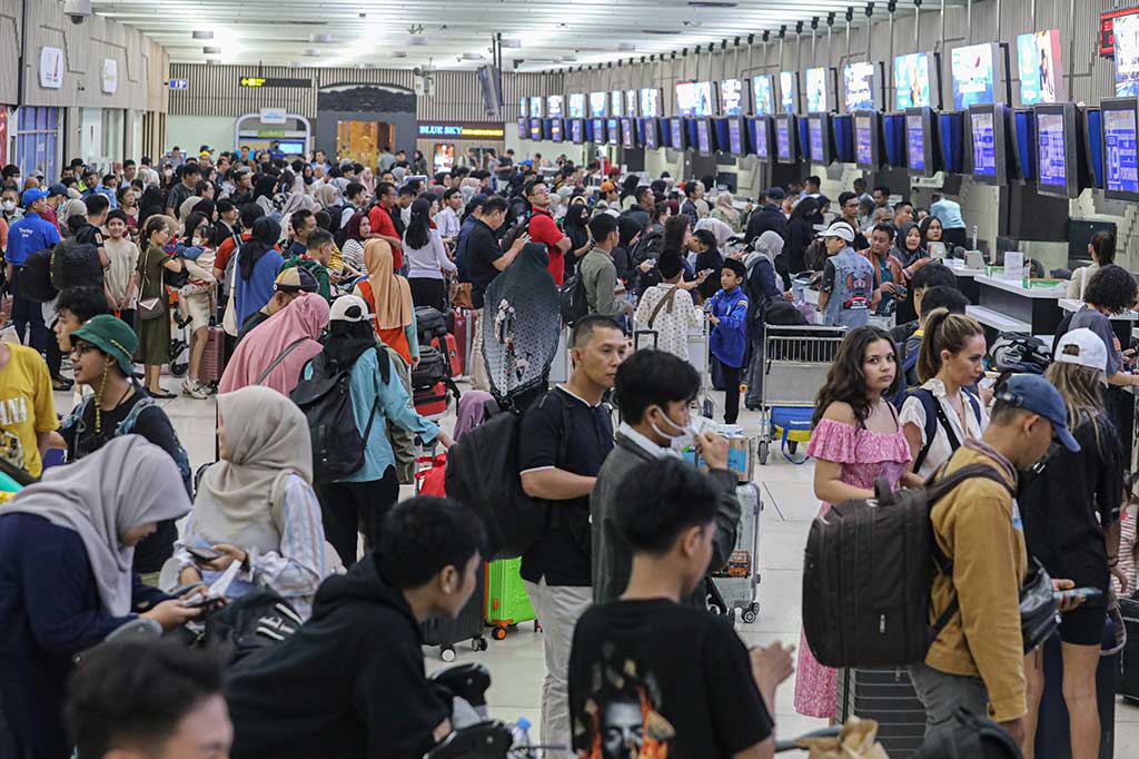 Sejumlah aktivitas di Bandara Internasional Soekarno-Hatta (Soetta), Tangerang, Banten, Rabu, 3 April 2024, sudah mulai ramai dengan calon penumpang yang memilih pulang kampung lebih awal untuk menghindari kepadatan pada musim mudik Lebaran 2024.