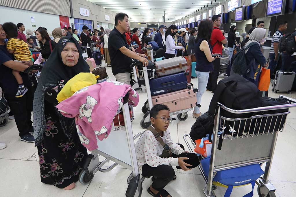 Nampak terlihat antrean panjang calon penumpang di beberapa loket tiket penerbangan tersebut.