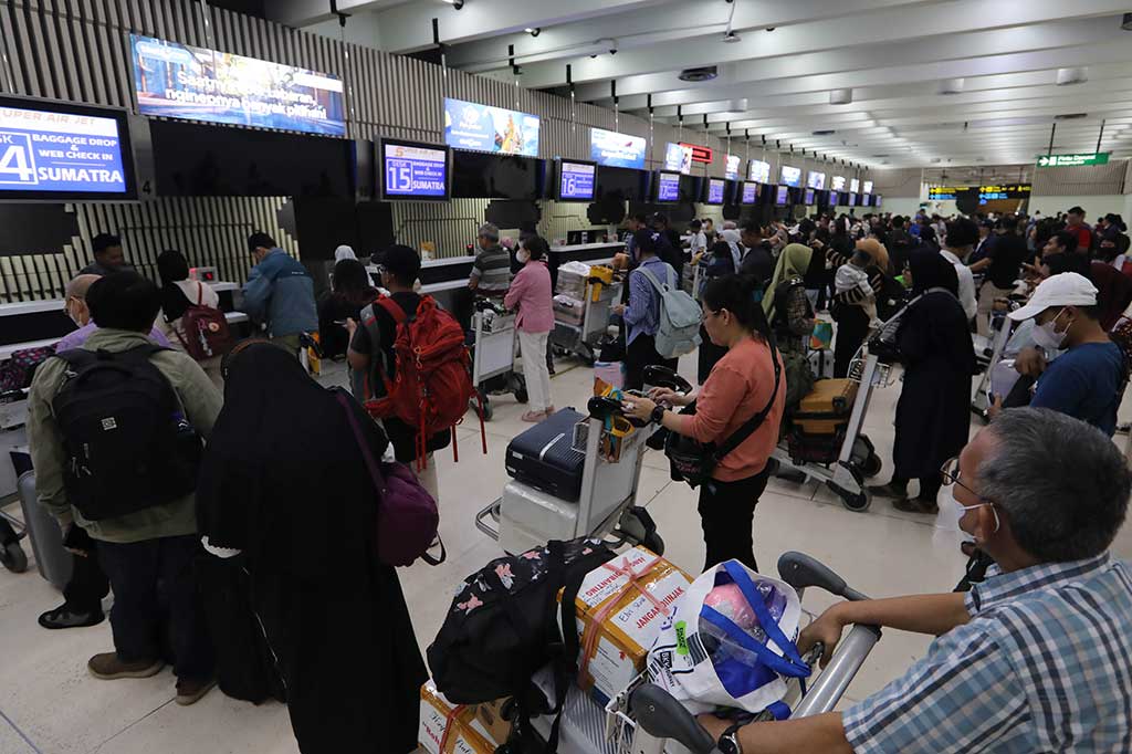 Bahkan, dari sejumlah loket penjualan tiket yang ada di terminal itu sudah dipadati penumpang berbagai daerah dengan tujuan mudik Lebaran.
