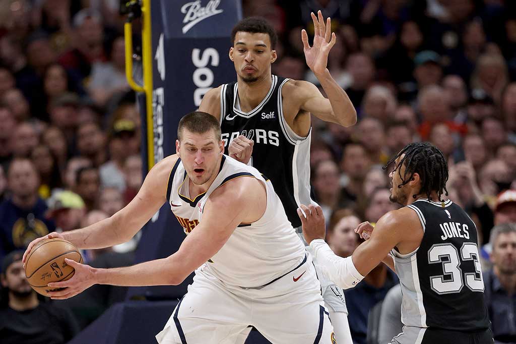 Performa apik Jokic juga mencatat 16 rebound dan 6 assist, untuk menandingi penampilan luar biasa pemain Spurs Victor Wembanyama yang mencetak 23 poin, 15 rebound, dan 8 assist.