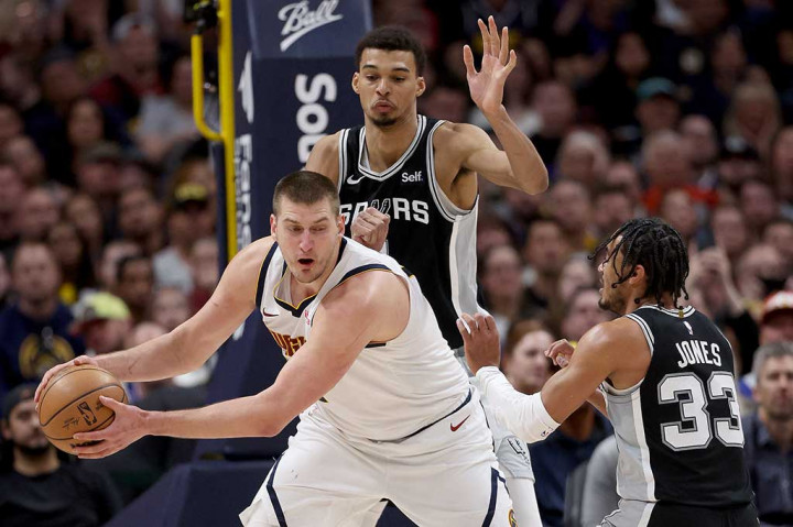 Performa apik Jokic juga mencatat 16 rebound dan 6 assist, untuk menandingi penampilan luar biasa pemain Spurs Victor Wembanyama yang mencetak 23 poin, 15 rebound, dan 8 assist.
