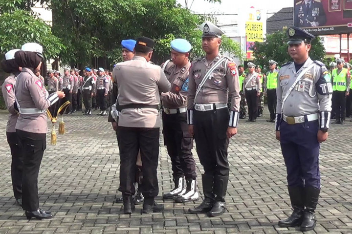 Apel Siaga Operasi Ketupat Semeru 2024 untuk mengamankan lebaran dilakukan di Mapolresta Sidoarjo, Rabu, 3 April 2024. Apel siaga diikuti personel Polri, TNI, Dinas Perhubungan, Satpol PP dan juga Dinas Pemadam Kebakaran.