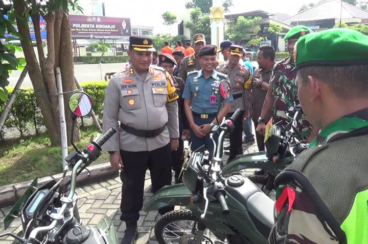 Para personel gabungan itu akan diterjunkan untuk pengamanan Lebaran di wilayah Sidoarjo. Mereka akan menjaga titik-titik, terutama di pusat keramaian arus mudik, sentra ekonomi hingga tempat wisata.