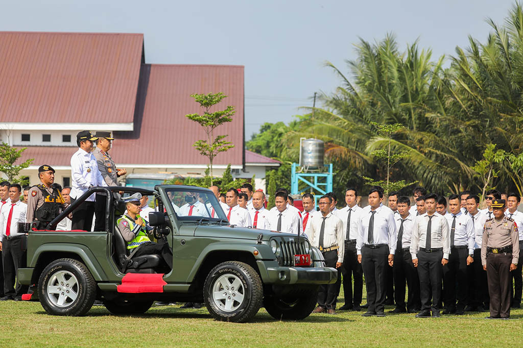 Pelaksanaan apel ditandai dengan pengecekan seluruh pasukan TNI/Polri, Satpol PP, Basarnas, BPBD Sumut serta stakeholder lainnya oleh Kapolda Sumut Irjen Pol Agung Setya Imam Effendi dan Pj Gubernur Sumut Hassanudin di Lapangan Bola Mapoldasu Medan Sumatra Utara.
