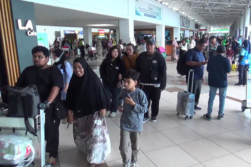 Kepadatan penumpang mulai terlihat di Bandara Juanda Kabupaten Sidoarjo pada Rabu pagi. Arus mudik awal lebaran terlihat baik di pintu kedatangan ataupun keberangkatan penerbangan domestik.