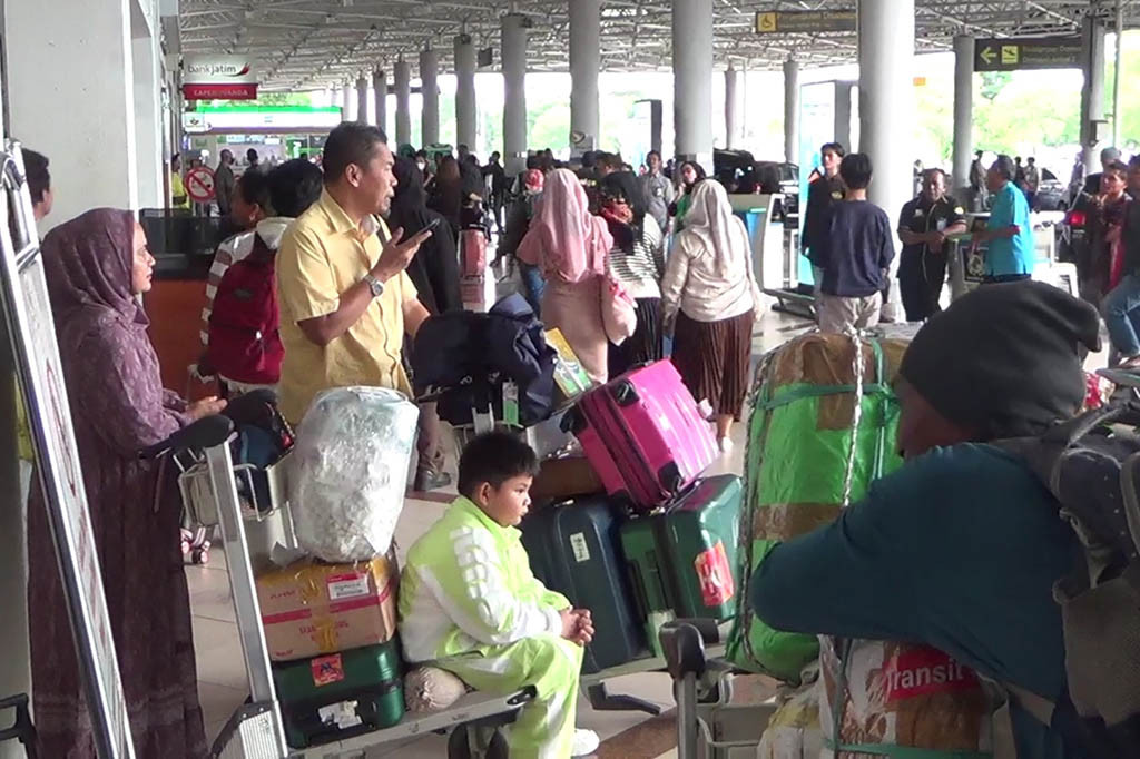 Arus mudik awal di Bandara Juanda Kabupaten Sidoarjo sudah terlihat pada Rabu atau H-8 jelang Lebaran. Mereka memilih mudik awal karena ingin mendapatkan tiket dengan harga lebih murah dan bisa pulang kampung lebih lama.